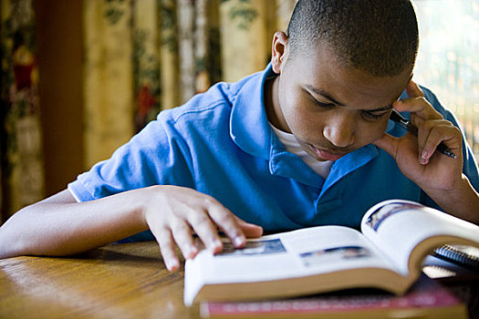 美国黑人,少男,家庭作业,桌子,读,课本