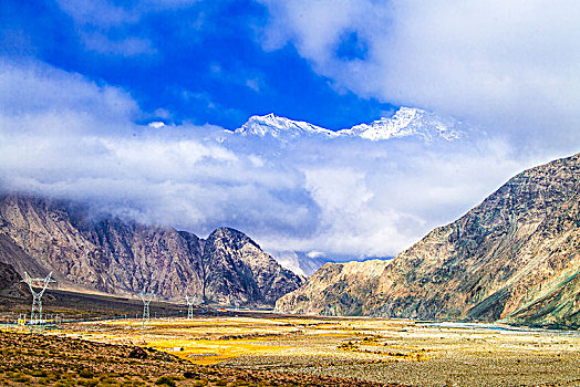 新疆,雪山,蓝天,白云,草地