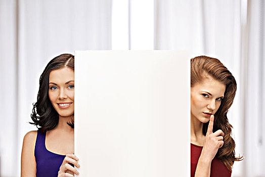 两个女人,留白,广告板