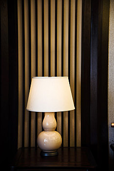 室内角落里一盏暖色灯光的中式灯具