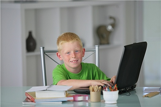 头像,微笑,小男孩,坐,书桌,正面,笔记本电脑