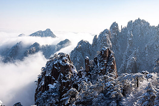 中国安徽黄山风景区,冬日雪后奇峰怪石林立,云雾飘渺宛若仙境