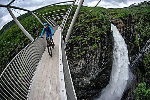 一个,男人,山地车,桥,上方,峡谷,瀑布,挪威北部,夏天