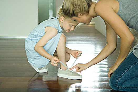 母亲,帮助,小女孩,鞋带