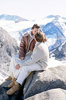 浪漫,情侣,毛衣,外套,坐,石头,雪中,遮盖,山地,区域
