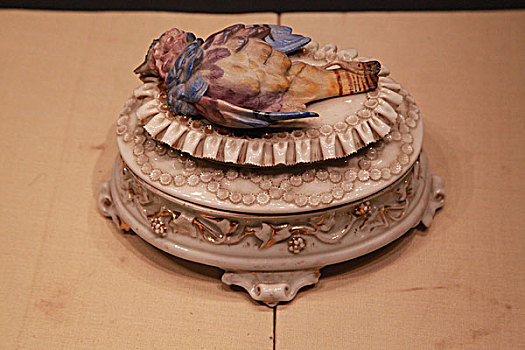 19世纪英国小鸟瓷棺盒