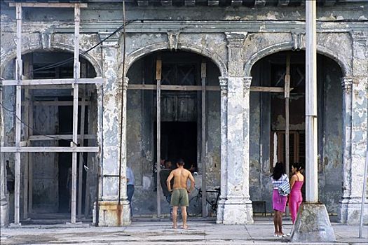 破败,建筑,马雷贡,两个,女人,等待,入口,哈瓦那,古巴,加勒比海