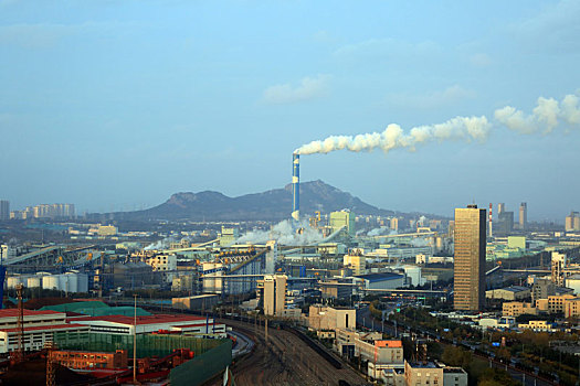 山东省日照市,寒风呼啸而至吹散多日雾霾,旭日东升下的港口生产繁忙有序