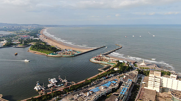 山东省日照市,旅游季火爆开启,海边风景如画让人赏心悦目