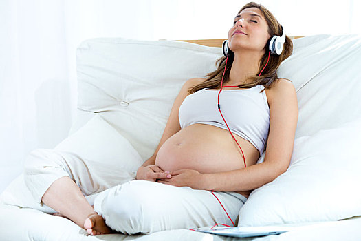 孕妇,坐,沙发,在家,听,音乐,耳机
