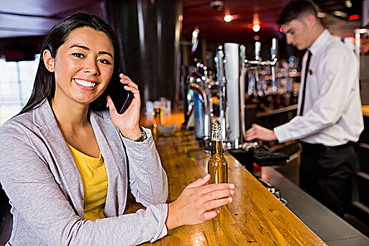 职业女性,打手机,喝,酒吧