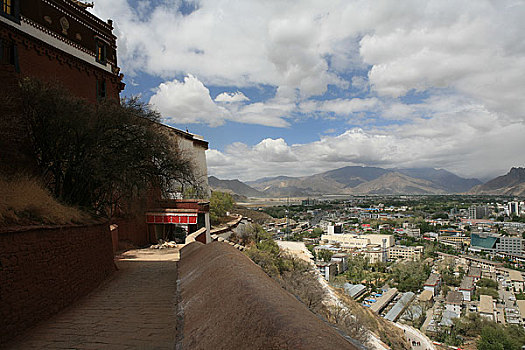 西藏拉萨布达拉宫后面的进宫道路和周边的市区