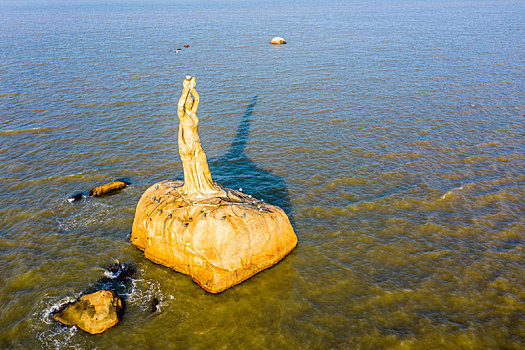 航拍广东珠海情侣中路渔女神像,珠海渔女雕像