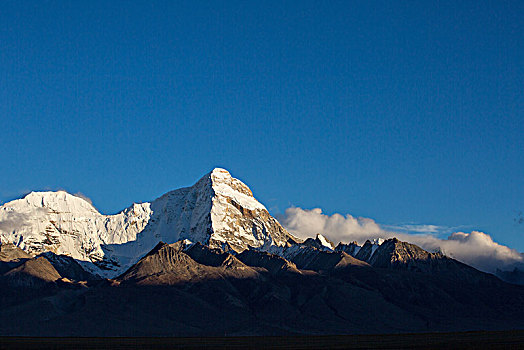 雪山和满月