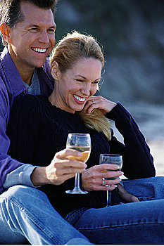 坐,夫妇,海滩,葡萄酒杯
