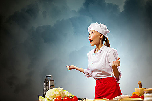 亚洲女性,烹饪,生气,彩色背景,光泽,效果