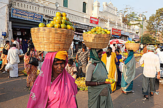 女人,销售,橘子,篮子,头部,市场,迈索尔,印度南部,印度,南亚,亚洲