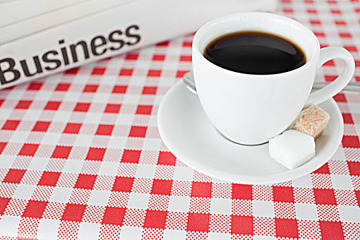 一杯咖啡,报纸,桌布