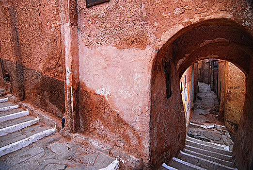 algeria,ben,isguen,run-down,wall,with,an,arched,way,and,staircase