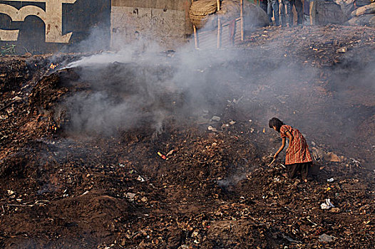 孩子,看,金属,堆,垃圾,堤岸,河,销售,发现,金属废料,钱,生活方式,达卡,孟加拉,二月,2007年