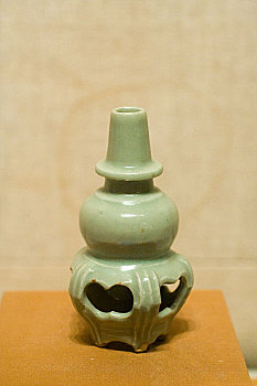 浙江杭州省博物馆元代龙泉窑青釉带座净瓶