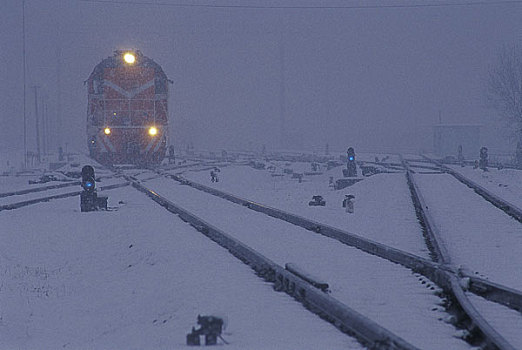 安徽淮南雪中行进的火车