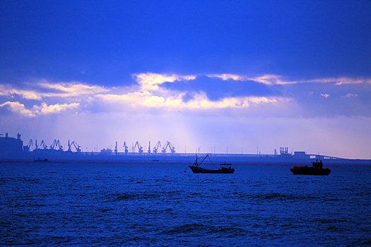 山东省日照市,清晨6点的海边绚丽多彩,金黄色的晨光照亮天际线