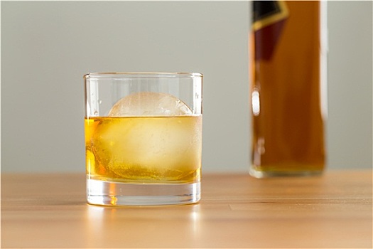 玻璃杯,瓶子,威士忌