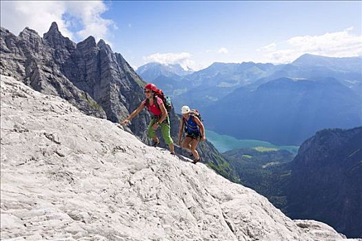伴侣,攀登,石头,贝希特斯加登阿尔卑斯山,湖,背景,巴伐利亚,德国
