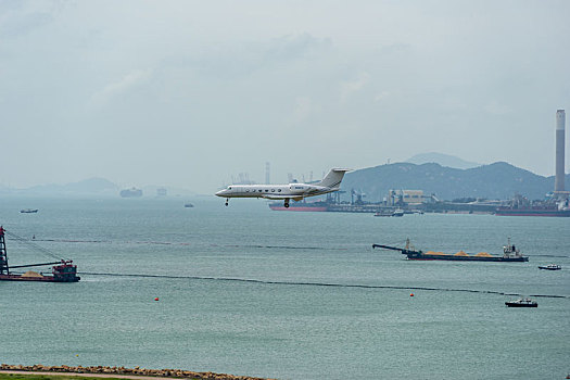 一架美国湾流航天生产的私人飞机正降落在香港国际机场