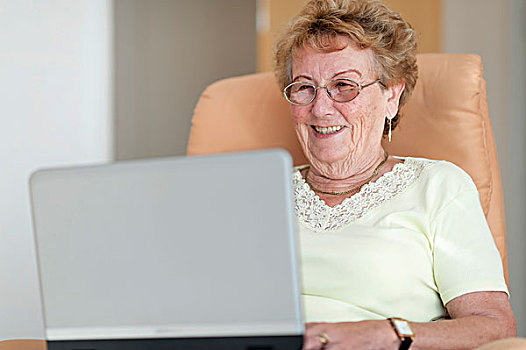 老人,女人,坐,椅子,笔记本电脑