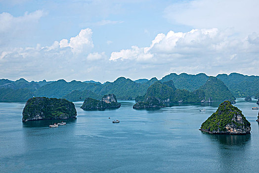 越南广宁鸿基市下龙湾基托夫岛顶上眺望下龙湾群岛