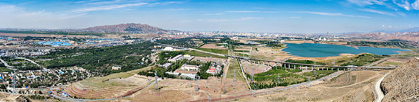 乌鲁木齐红雁池水库和铁路桥全景