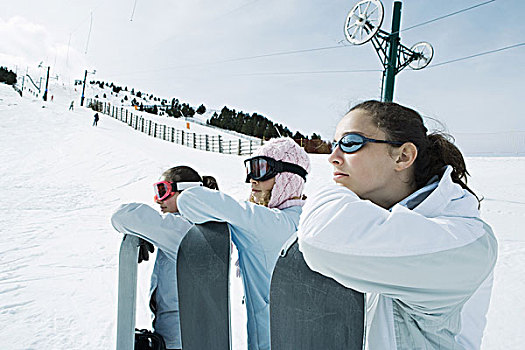 三个,少女,排列,靠着,滑雪板,头部,休息,手臂