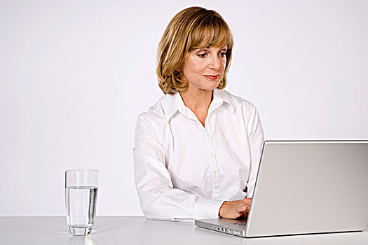 女人,水杯,笔记本电脑