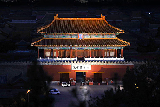 夜晚亮灯的北京故宫神武门