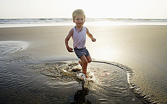孩子,玩,水中,海滩