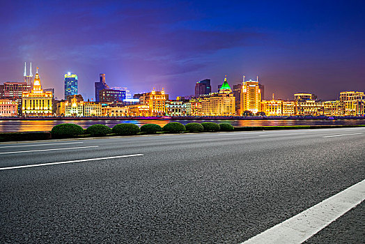 道路路面和上海外滩夜景