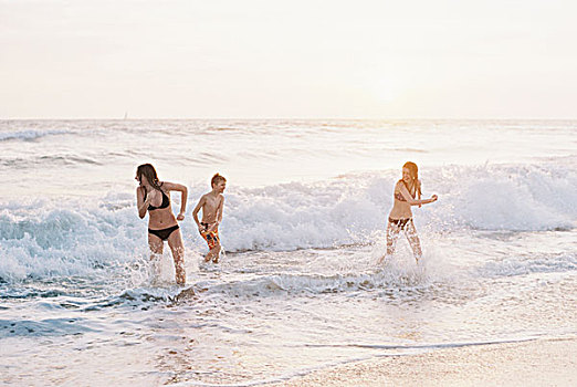 三个孩子,玩,沙滩,海洋
