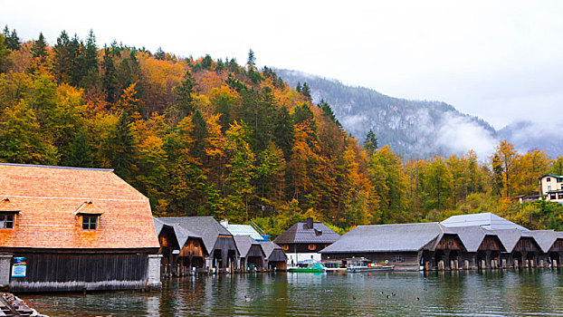 德国美丽的湖泊国王湖游艇停靠的船屋