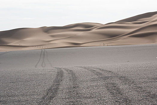 新疆吐鲁番鄯善库姆塔格沙漠汽车背景图