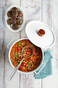 鹰嘴豆,西红柿汤,碗,桌上