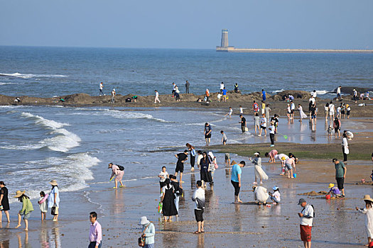 山东省日照市,夏日旅游掀起小高潮,海滨休闲度假人头攒动