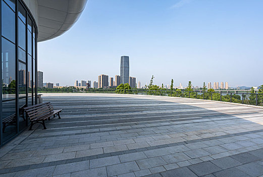 空旷广场与城市天际线