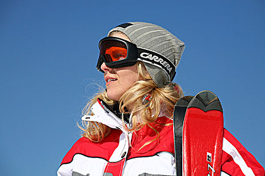 女青年,25岁,戴着,红色,白色,滑雪服,滑雪,眼镜,灯光,灰色,帽,蓝天,山峦,图林根州,德国,欧洲