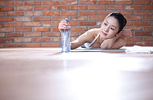 亚洲女性,躺着,练习垫,水瓶