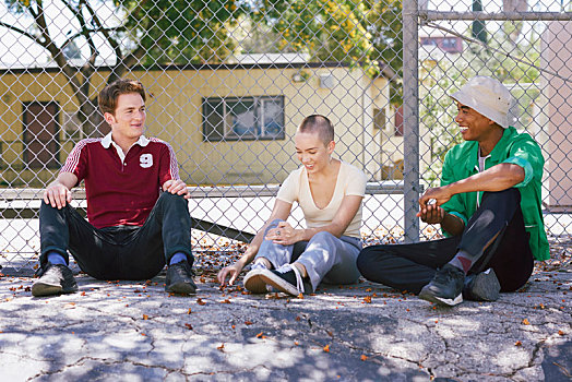 三个,年轻人,朋友,坐,公园,栅栏,洛杉矶,加利福尼亚,美国
