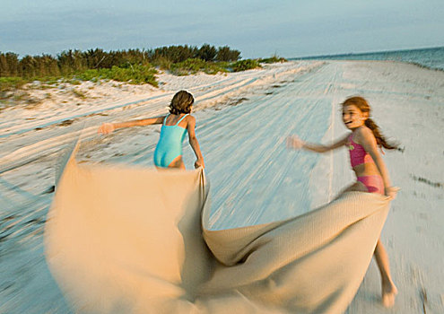 两个女孩,跑,海滩,拿着,毯子,室外,风
