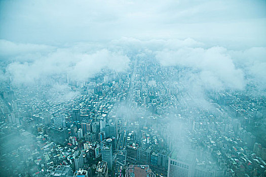 台湾台北市119大厦上眺望云雾中的台北市景