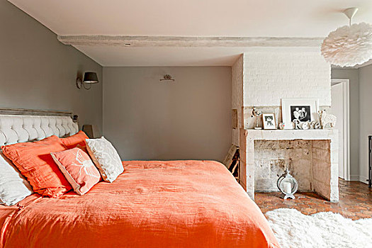 双人床,橙色,床上用品,传统,卧室,砖石建筑,壁炉